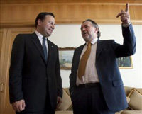 El canciller chileno, Mariano Fernández, habla con su homólogo panameño, Juan Carlos Varela (i), durante una reunión realizada para encabezar consultas políticas entre ambos países, en Santiago (Chile)