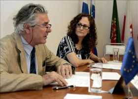 El encargado de Negocios de la UE en Asunción, Eduardo Lechuga (i), y la directora ejecutiva de la organización no gubernamental Semillas por la Democracia, Marta Ferrara