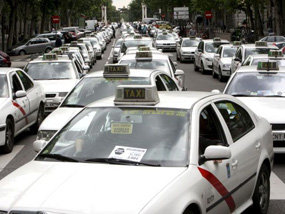 La huelga de los taxistas es solamente la cabeza más visible para el ciudadano que afecta a muchos otros sectores profesionales según la normativa europea que busca la liberalización de muchas actividades hasta agora, restringidas