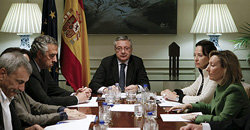 El ministro de Fomento (al fondo, centro en la imagen) anunció que Air Comet será sancionada