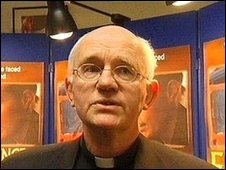 Walsh (en la foto) y Field eran obispos auxiliares de Dublín.

