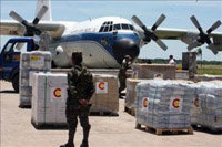 Un avión con 10 toneladas de material de emergencia descarga el aeropuerto Viru-Viru de Santa Cruz, provincia al oriente de Bolivia, como parte del programa de ayuda humanitaria proveniente de España. 