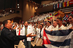 Chávez con médicos cubanos del Proyecto de intercambio “Misión Barrio Adentro”