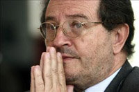 El ministro de Defensa, Javier Ponce, es acusado por la oposición de supuestas irregularidades en la compra de cinco helicópteros a la India. 
