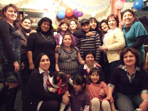 En la imagen, Karla, al centro, rodeada de todas sus amigas que concurrieron a su fiesta de “Baby Shower”