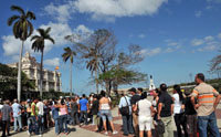Imagen de archivo con largas colas frente al consulado de España en La Habana