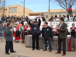 En la imagen de archivo, la “Matanza” en su edición 2008, en la cual Quino Moreno (coordinador de esta página) fue nombrado “Matancero de Honor” y aparece levantando el trofeo del festejo. (imágenes cedidas por el Ayuntamiento de Guijuelo).