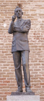 La estatua dedicada al famoso compositor mexicano Agustín Lara en el madrileño barrio de Lavapiés