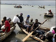 Los haitianos arriesgan sus vidas para huir de la tragedia  que vive su país...