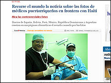 En esta toma del diario El Nuevo Día, un galeno posa con una sierra junto a un herido haitiano.