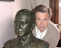 Rodolfo Ghezzi, junto al busto del inmortal del Tango, Carlos Gardel