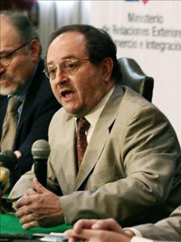 El ministro de Defensa, Javier Ponce.