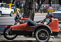 Un obrero se echa la siesta durante la jornada de trabajo en La Habana. 