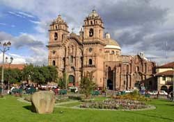 Los hoteleros de Cusco buscan nuevas fórmulas para neutralizar los efectos de los recientes temporales. En la imagen, la catedral de Cusc