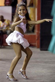 Julia Lira, de 7 años, durante un ensayo de la escuela de samba Viradouro en Río de Janeiro 

