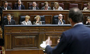 El presidente del gobierno, José Luis Rodríguez Zapatero (i) escucha al líder de la oposición Mariano Rajoy