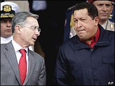 Uribe(i) y Chávez tuvieron duro enfrentamiento durante un almuerzo de trabajo sin periodistas (imagen de archivo)