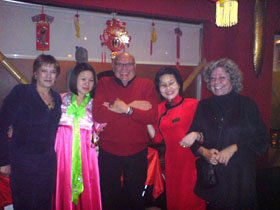 Asistentes a la fiesta del Año Nuevo Chino en “China Te”, de (i) a (d) Ana Jurado, RRPP, COPE Madrid, Cristina Zohu-lin, RR.PP. y Gerente de “China Te”, Quino Moreno de “EuroMundo Global”, Miss Lili, propietaria de “China Te” Y Margot Sánchez, RR.PP. de Iberia, Líneas Aéreas.