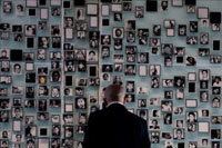 Una persona observa fotografías de desaparecidos en las instalaciones del Museo de la Memoria en Santiago (Chile)

