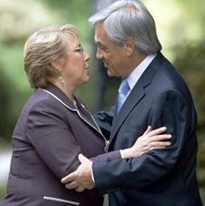 En la imagen de archivo, Sebastian Piñera, con la actual presidenta chilena, Michelle Bachelet