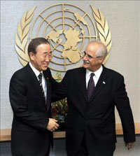 El canciller argentino Jorge E. Taiana (d) se reunió con el secretario general de la ONU, Ban Ki-moon (i), en Nueva York 