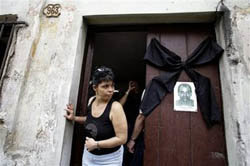 La familioa del disidente muerto puso su foto junto a un crespón neggro en la puerta de su vivienda