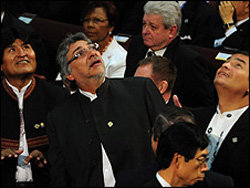 Evo Morales (i) Fernando Lugio (c) y Rafael Correa (d) miran al  techo del Congreso con evidente preocupación en sus rostros