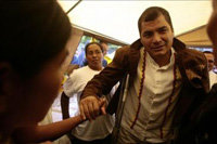 El presidente de Ecuador, Rafael Correa (c), habla con integrantes de la comunidad ecuatoriana, durante una visita a Concepción (Chile). 