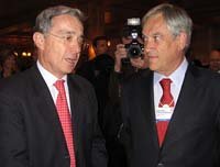 Sebastián Piñera (d) ha ofrecido su cooperación al presidente colombiano Alvaro Uribe
