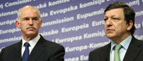 Barroso (d) con el primer ministro griego Papandreu