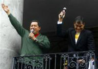 Chávez (i) y Correa