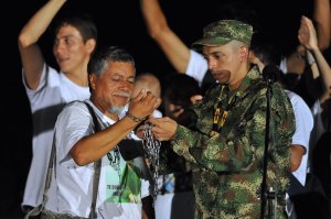 El sargento Moncayo liberado el pasado martes, quita las cadenas que portaba su padre  como símbolo de su cautiverio por las FARC