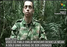 En esta imagen de Telesur se muestra al sargento Moncayo con uniforme del Ejército de Colombia