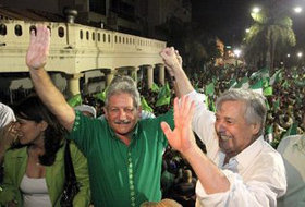 El reelegido gobernador de Santa Cruz, Rubén Costas (c), y el alcalde cruceño Percy Fernández (d) saludan a sus seguidores este domingo 4 de abril de 2010,

