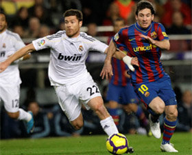 Leo Messi (d), estrella indiscutida de la noche de fútbol en el Bernabeu