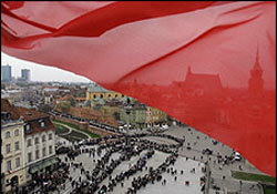 Miles de polacos hicieron cola en Varsovia para dar su último adiós a la pareja presidencial.
