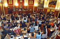 Polémica entre los diputados bolivianos por la aprobación de un contrato en inglés