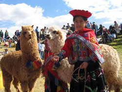 Niña indígena ataviada con ropajes típicos, en los alrededores de Cusco