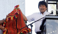 Presidente  Morales: Muestra cómo un poncho andino es un mejor impermeable que los ponchillos plásticos, que contaminan 