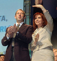 
Cristina Fernández de Kirchner junto a Julio Cobos en un acto de campaña por la presidencia en Córdoba en octubre del 2007. 
