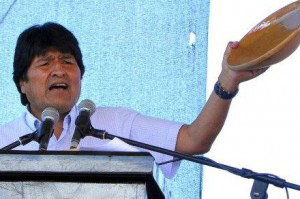 Morales defendió el uso de los platos de barro, que no contaminan