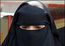 La mujer fue multada el 2 de abril en la ciudad de Nantes, en el oeste de Francia por conducir con un niqab como el de la imagen

