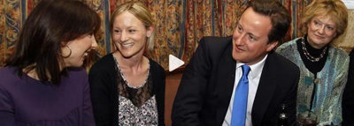 El líder conservador, David Cameron, habla con su mujer, Samantha. 