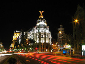 España es la segunda potencia mundial en ingresos por Turismo. Vista nocturna de Madrid