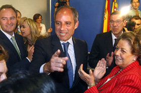 Camps en una improvisada rueda de prensa. A la derecha, la alcaldesa de Valencia, Rita Barberá