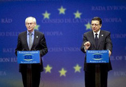 El presidente del Consejo Europeo, Herman Van Rompuy (i) y el presidente de la Comisión Europea José Durao Barroso