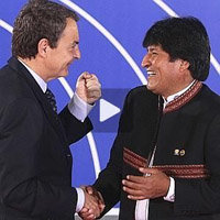 José Luis Rodríguez Zapatero saluda a Evo Morales hoy martes, en Madrid