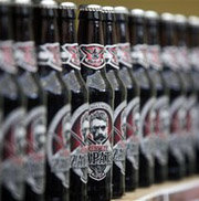 Botellas de la cerveza Zapata son exhibidas durante su presentación a la prensa en Guadalajara