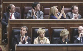 El presidente español José Luis Rodríguez Zapatero, abajo a la izquierda durante la sesión de este juees

