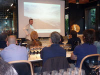 Juan Manuel Bellver realiza una cata magistral de los de vinos blancos de Hermitage en Monvínic